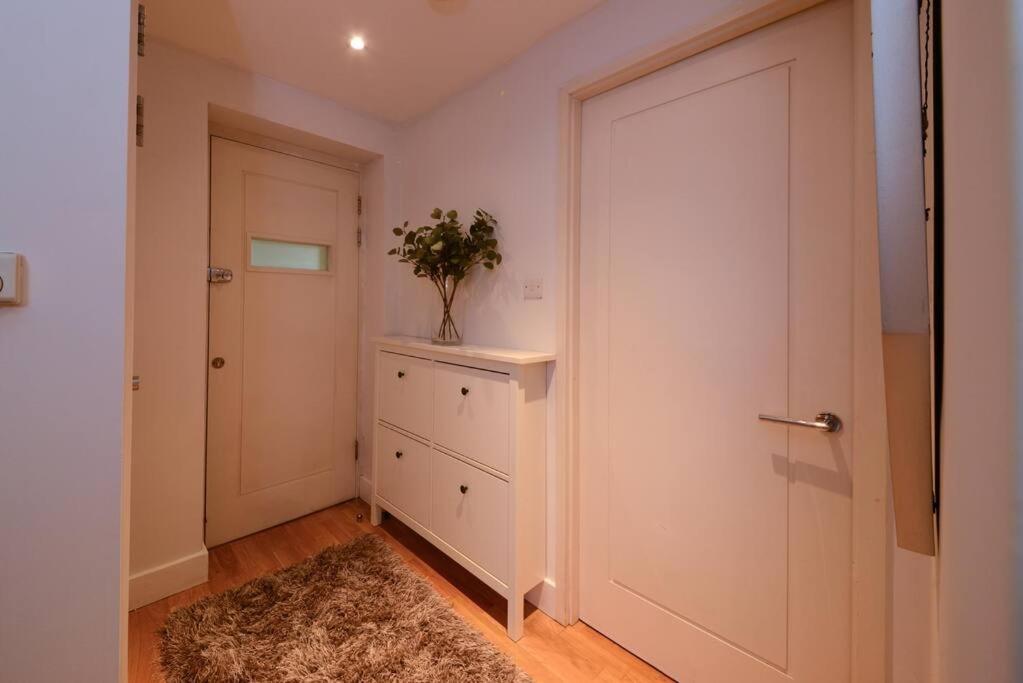 Mr2 - Charming 1 Bed Apartment, Munster Village London Kültér fotó